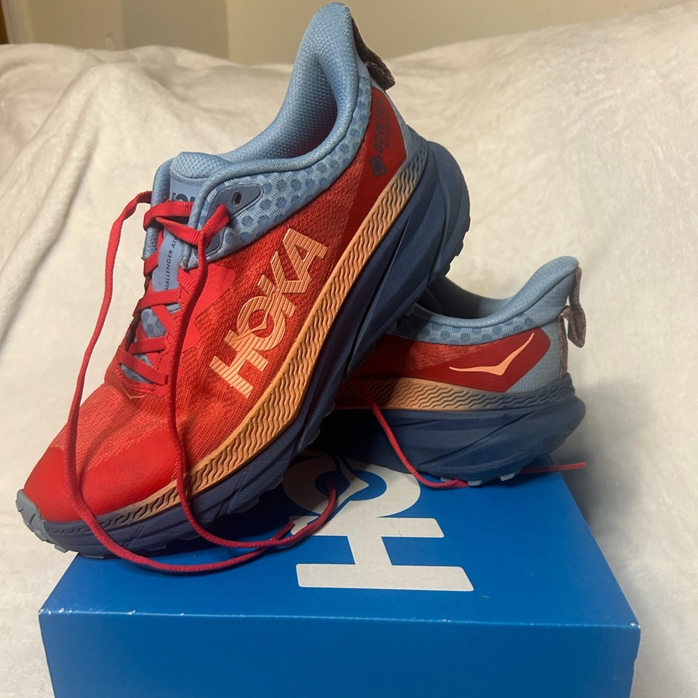 HOKA W 7.5B (39.5 EUR) Challenger ATR 7 GTX. Trail runners